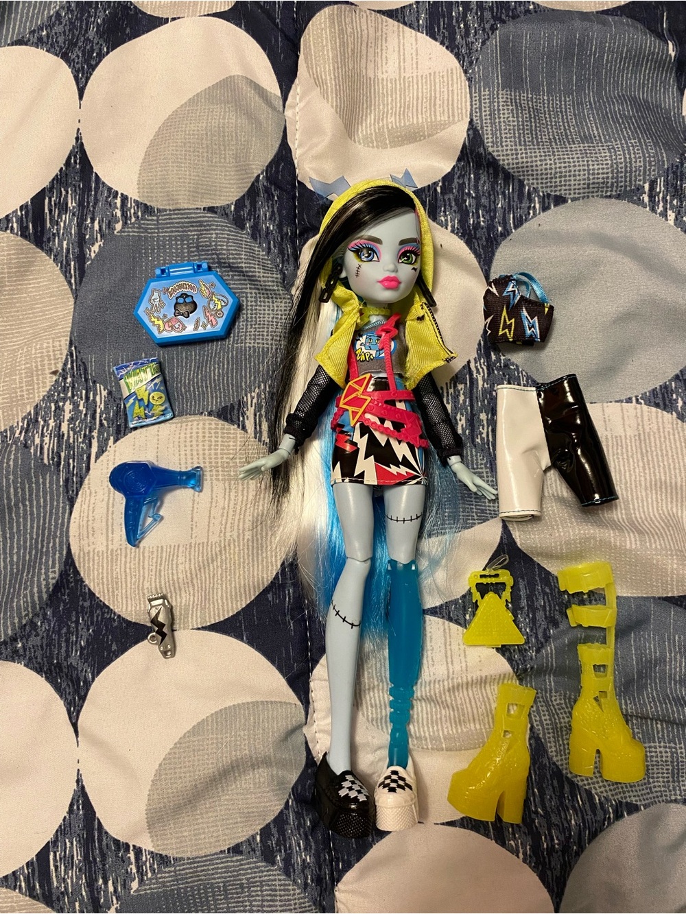 Monster High SKULLTIMATE SECRETS, Neon Frights Frankie Stein doll!